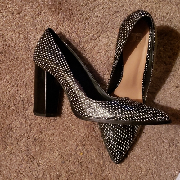 Joe's Jeans black/white pointed toe heels. Sz 9 - Picture 5 of 5